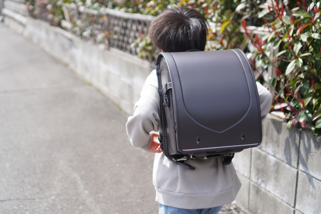 仕事辞めないと障がい児は学童に通えない？！　障がい児をかかえる世帯の現実